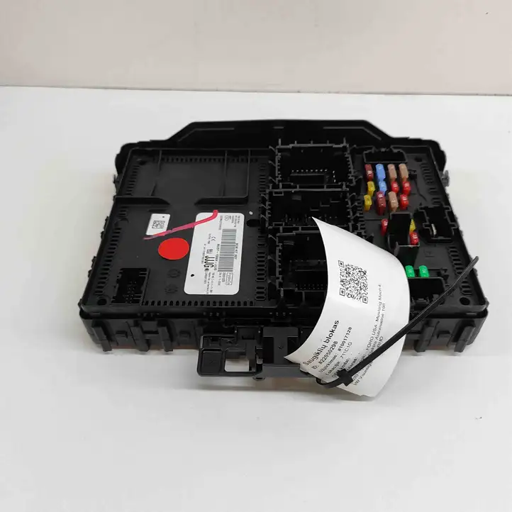 Ford Mustang Mach-E (2020 - )  MU5T15604JJJG Блок монтирования реле