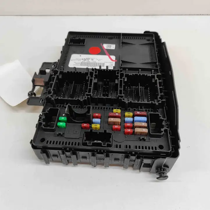 Ford Mustang Mach-E (2020 - )  MU5T15604JJJG Блок монтирования реле