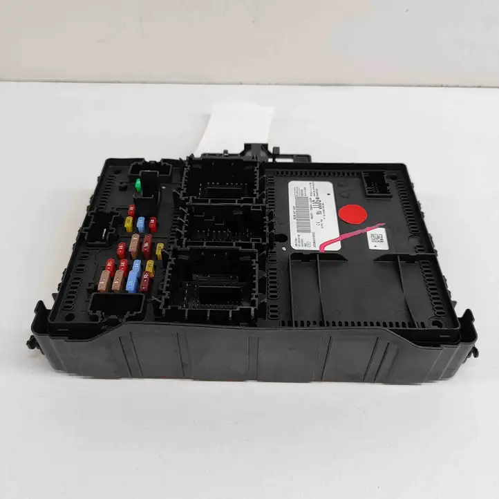 Ford Mustang Mach-E (2020 - )  MU5T15604JJJG Блок монтирования реле