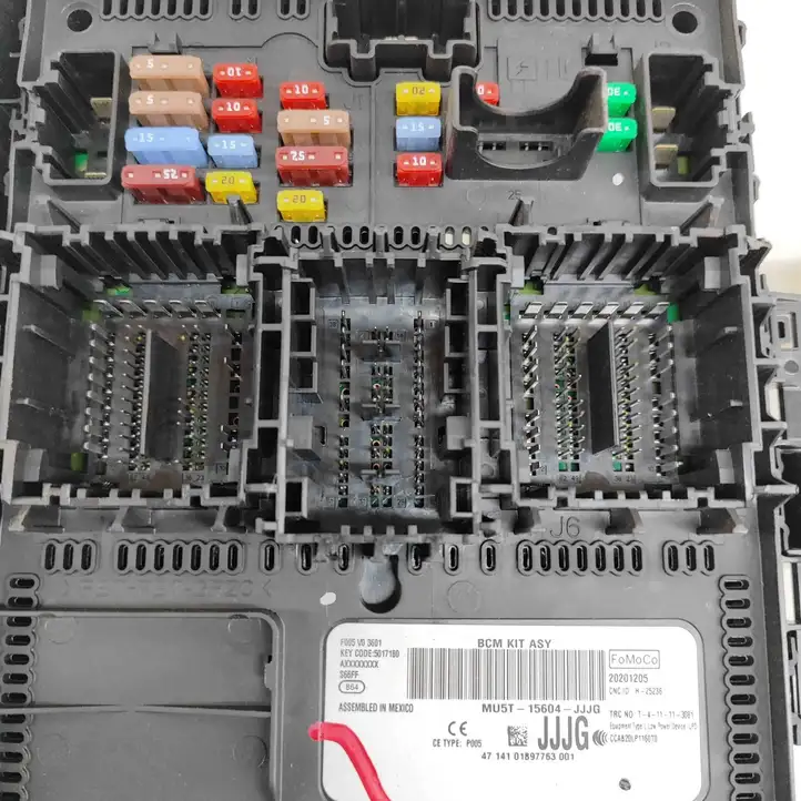 Ford Mustang Mach-E (2020 - )  MU5T15604JJJG Блок монтирования реле