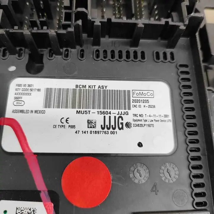 Ford Mustang Mach-E (2020 - )  MU5T15604JJJG Блок монтирования реле