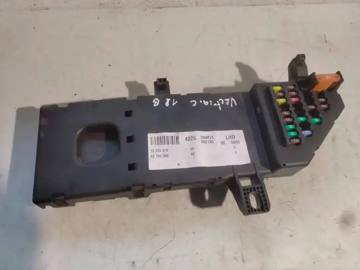 Opel Vectra (2002 - 2005)  13223678 Ящик предохранителей (комплект)