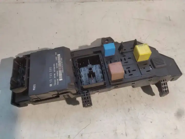 Opel Vectra (2002 - 2005)  13223678 Ящик предохранителей (комплект)