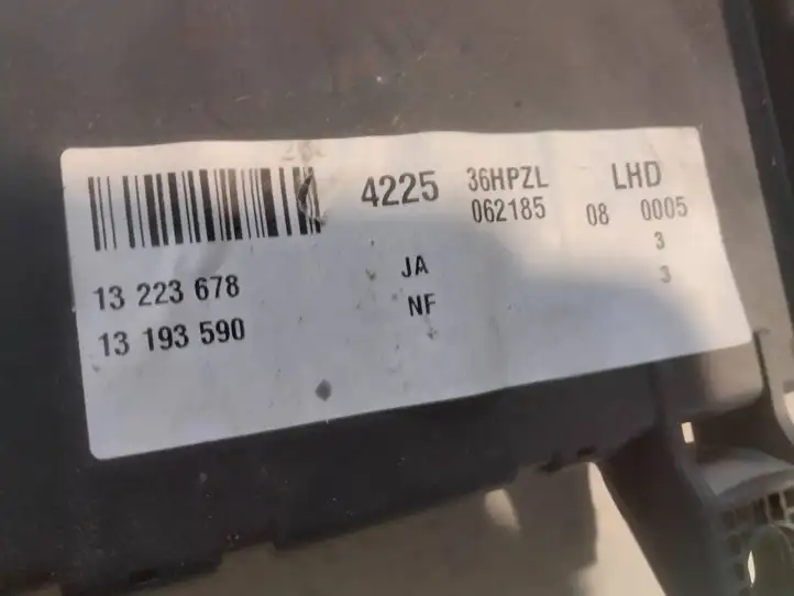 Opel Vectra (2002 - 2005)  13223678 Ящик предохранителей (комплект)