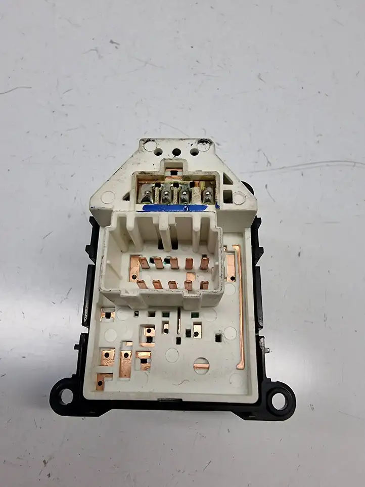 Hyundai i40 (2011 - )  39R4801230 Включатель зеркал