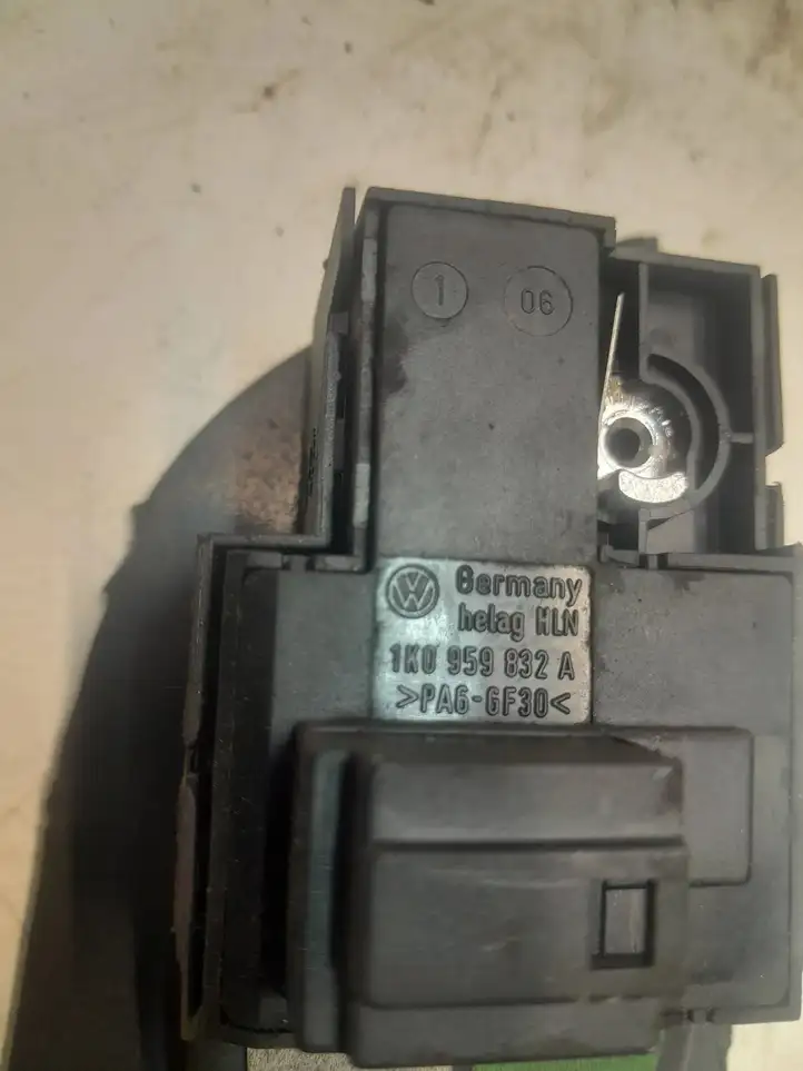 Volkswagen Jetta V (2005 - 2010) 1K0959832A Кнопка закрытия крышки багажника — фото 2