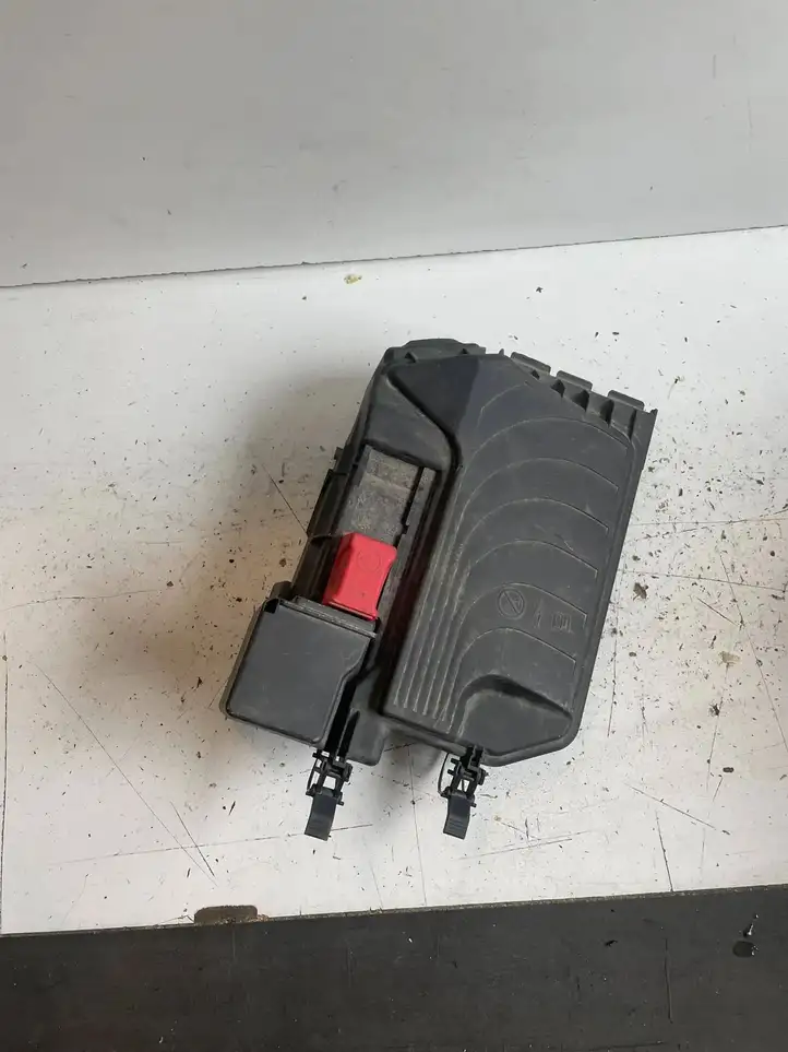 Mercedes-Benz CLA  C117,X117,W117 (2013 - 2019)  A2465400182 Крышка ящика аккумулятора