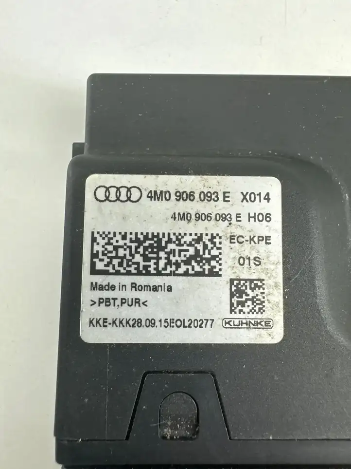 Audi A4 S4 B9 (2015 - 2019) 4M0906093E Блок управления топливным насосом — фото 3