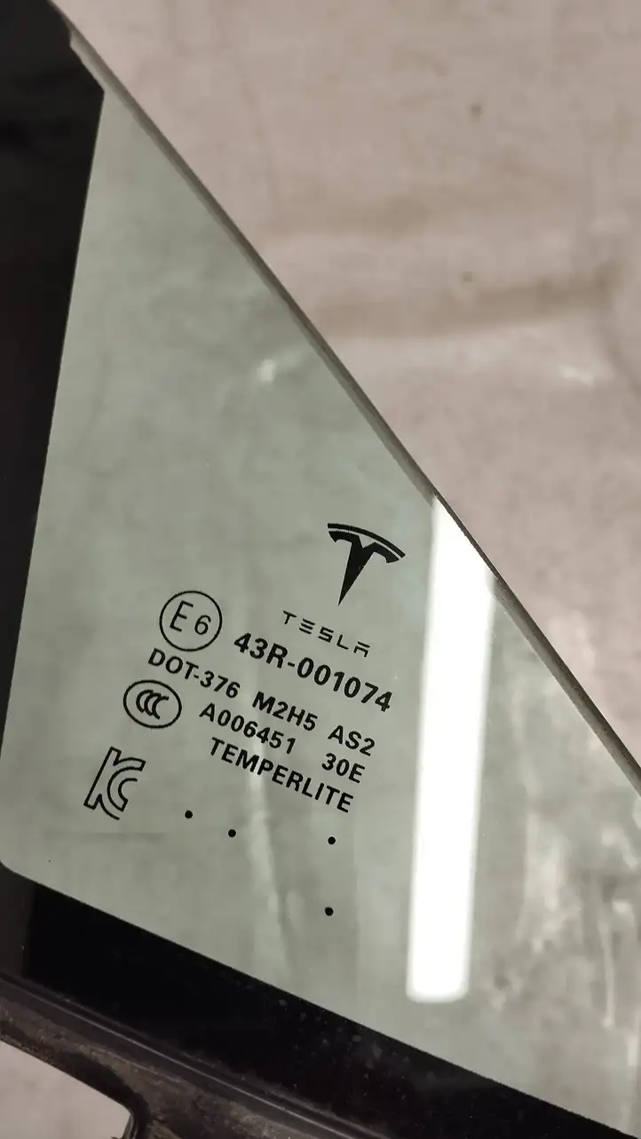 Tesla Model S (2016 - 2021) 600654400l Стекло передней двери — фото 4