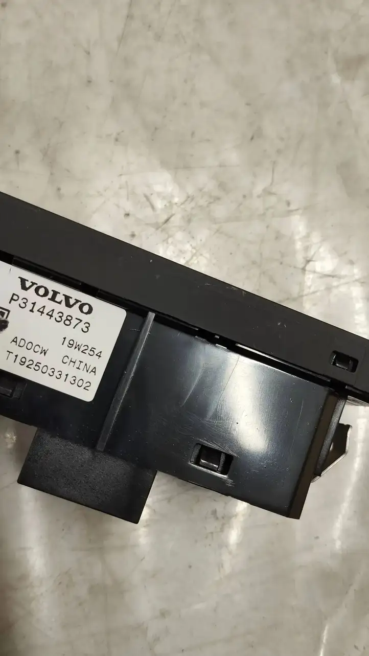 Volvo XC60 (2017 - ) 31443873 Кнопка закрытия крышки багажника — фото 2