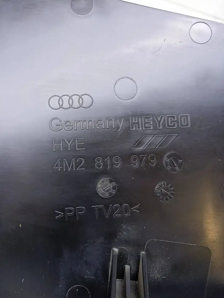 Audi Q7 4M (2015 - ) 4M2819979 Прочие детали моторного отсека — фото 4