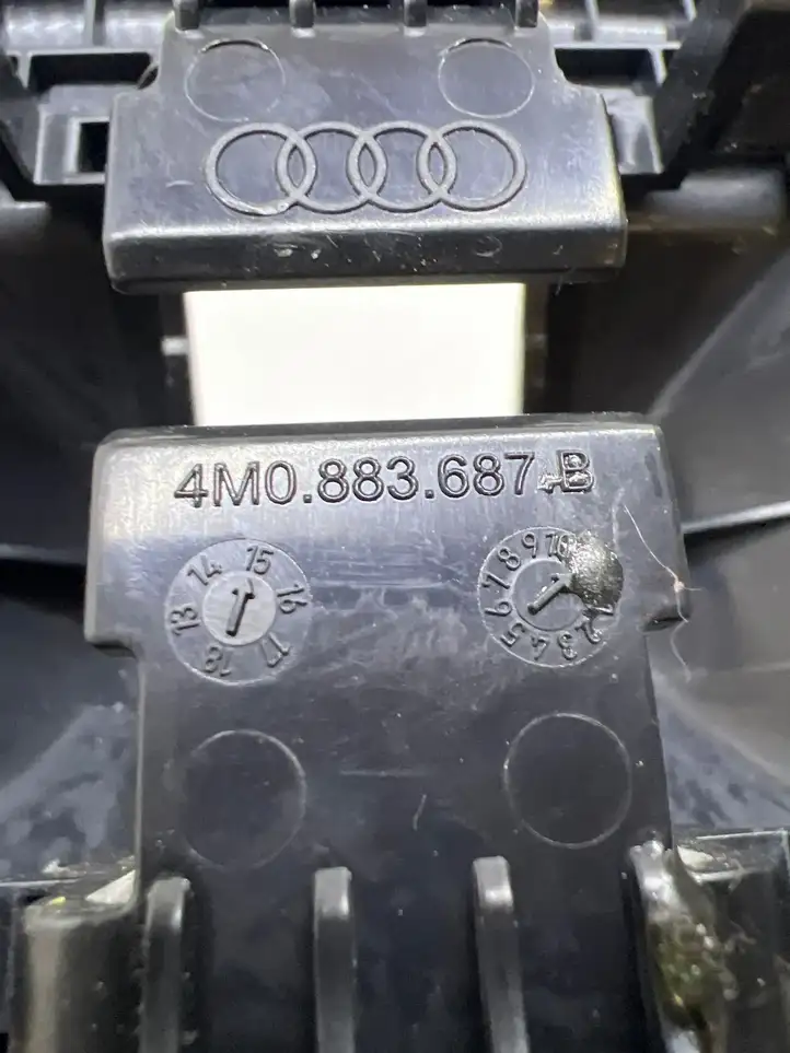 Audi Q7 4M (2015 - )  4M0883687B Другая деталь салона