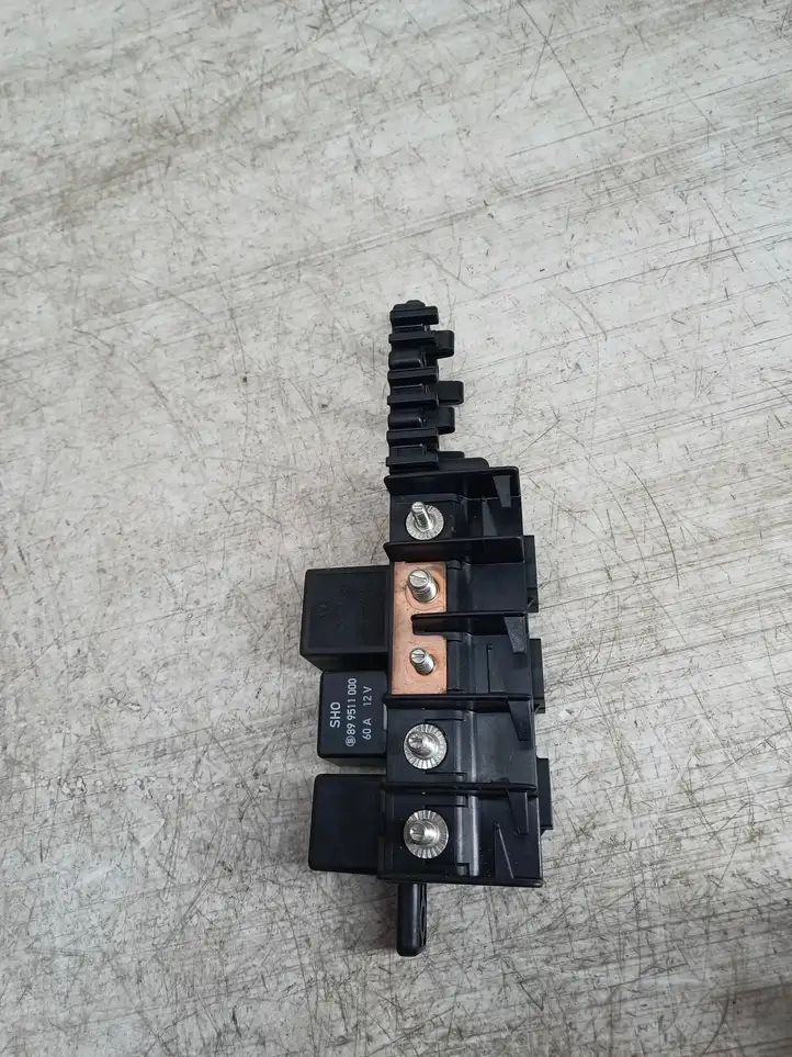 Volkswagen PASSAT B5 (1997 - 2000)  8L0941822A Ящик предохранителей (комплект)