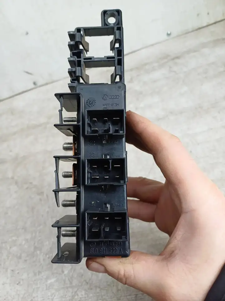 Volkswagen PASSAT B5 (1997 - 2000)  8L0941822A Ящик предохранителей (комплект)