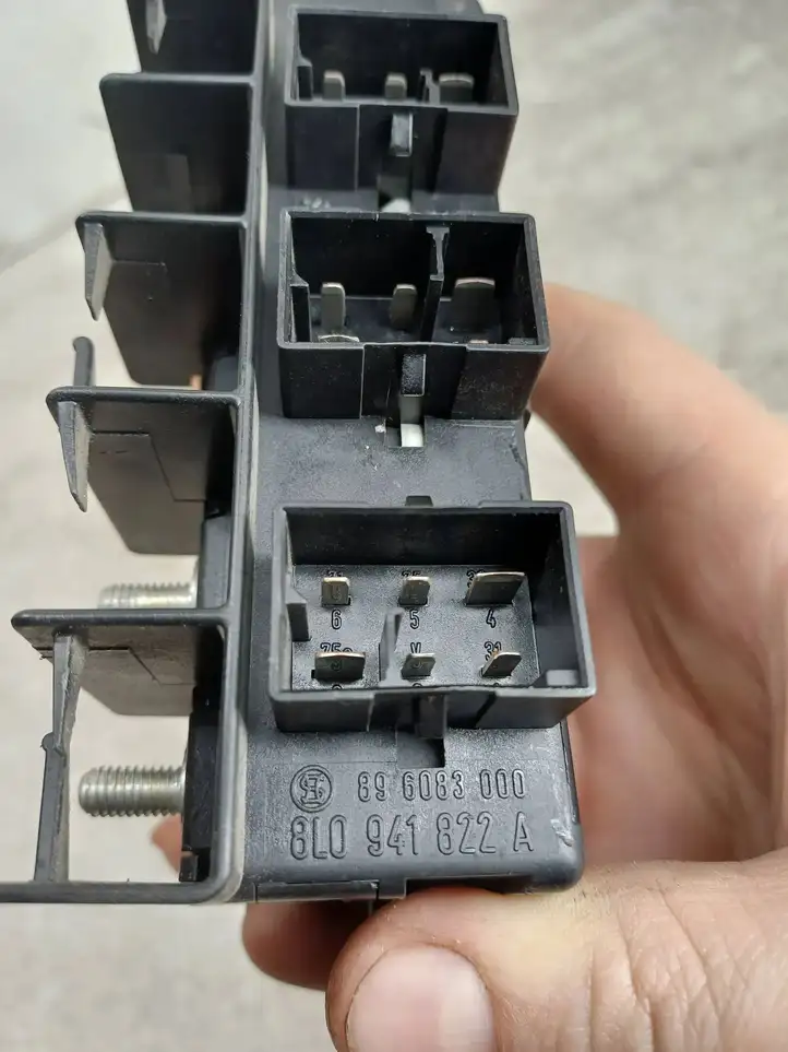 Volkswagen PASSAT B5 (1997 - 2000)  8L0941822A Ящик предохранителей (комплект)