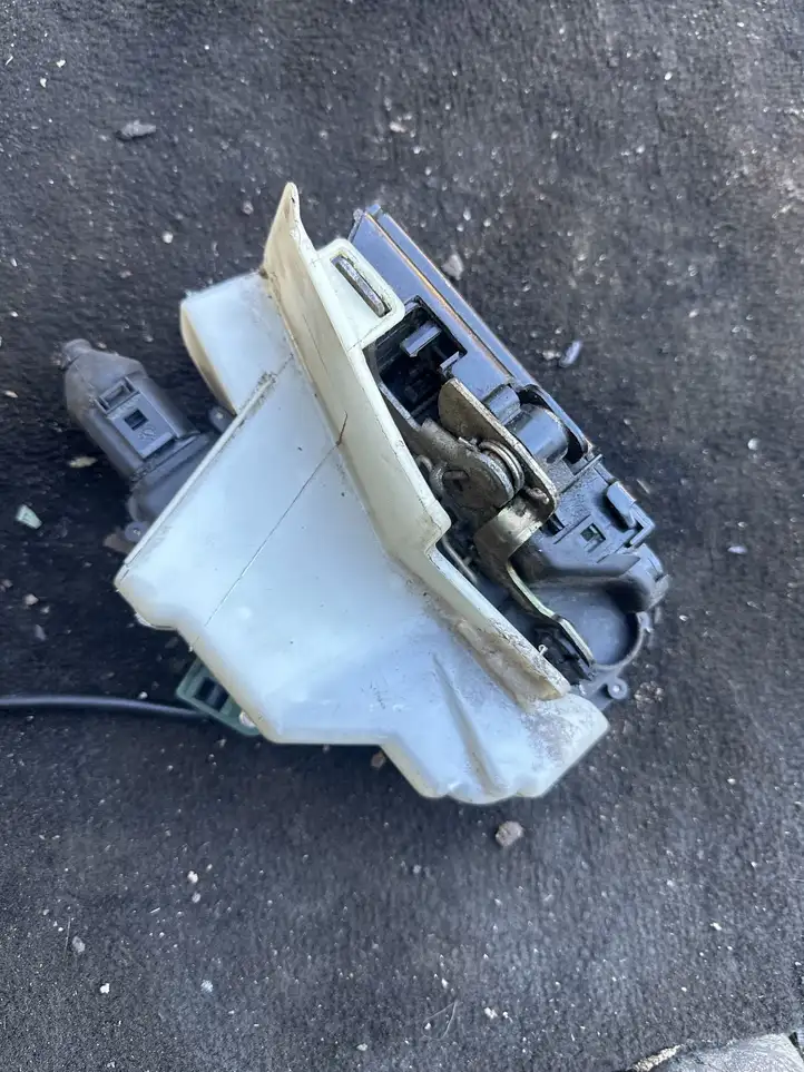 Volkswagen PASSAT B5.5 (2001 - 2005)   Замок задней двери