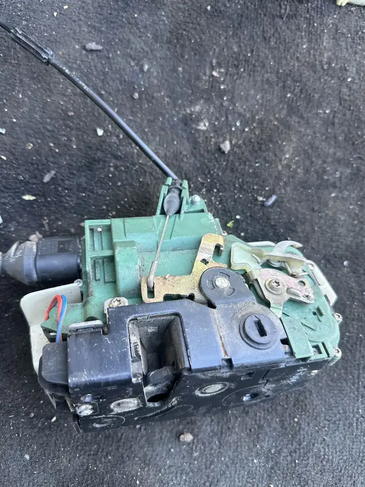 Volkswagen PASSAT B5.5 (2001 - 2005)   Замок задней двери