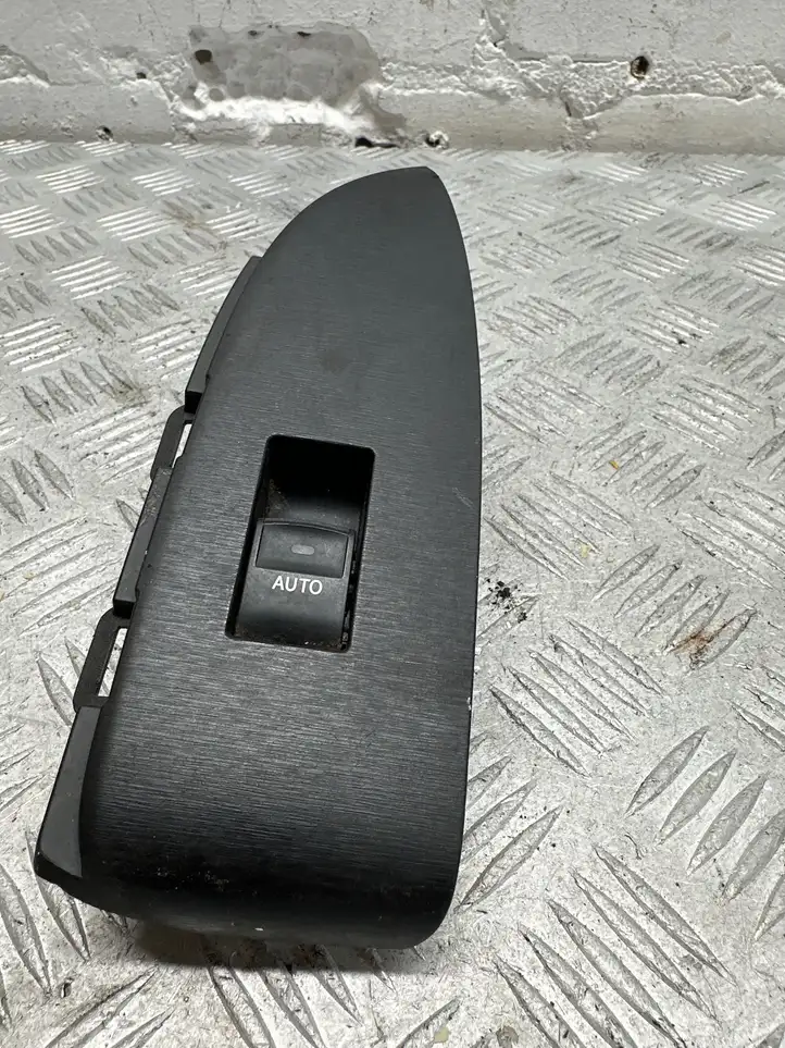 Toyota Prius (XW30) (2009 - 2015) 7423147110 Блок кнопок стеклоподъемников — фото 1