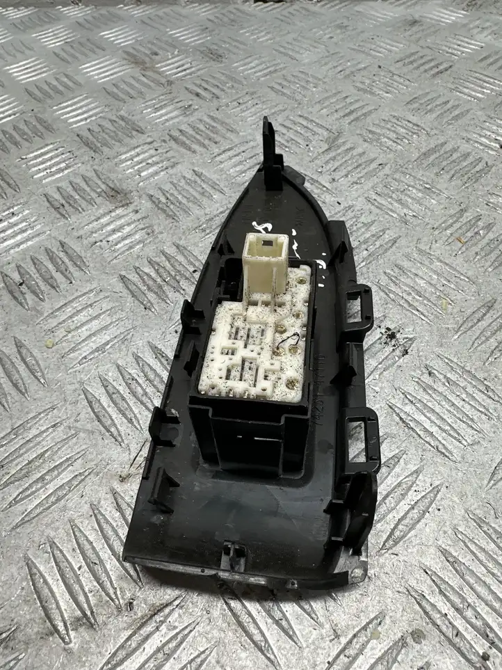 Toyota Prius (XW30) (2009 - 2015) 7423147110 Блок кнопок стеклоподъемников — фото 2
