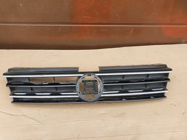 Volkswagen Tiguan (2011 - 2016) 5NA853653A Верхняя решетка радиатора — фото 1