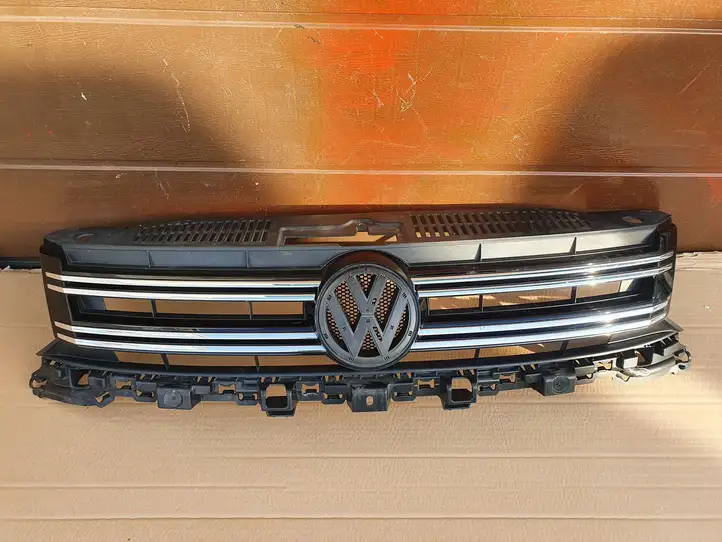 Volkswagen Tiguan (2007 - 2011) 5N0853653E Верхняя решетка радиатора — фото 1