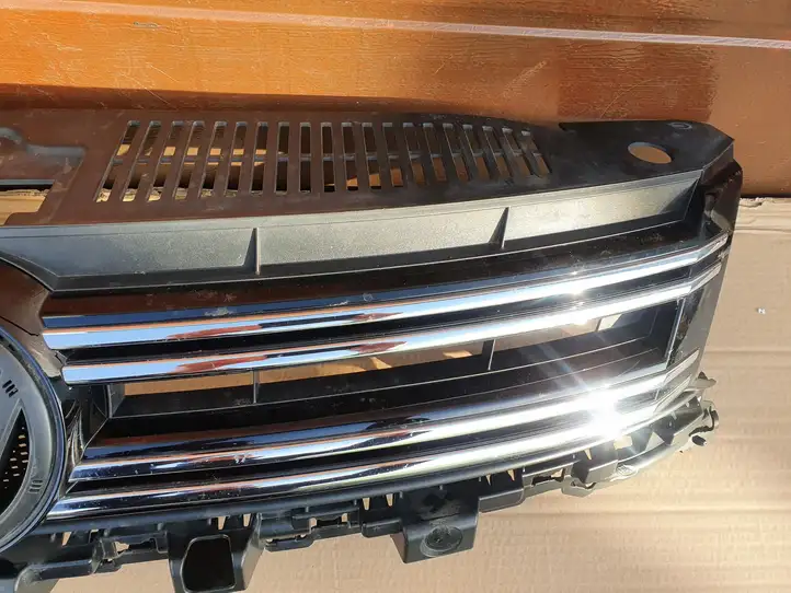 Volkswagen Tiguan (2007 - 2011) 5N0853653E Верхняя решетка радиатора — фото 3