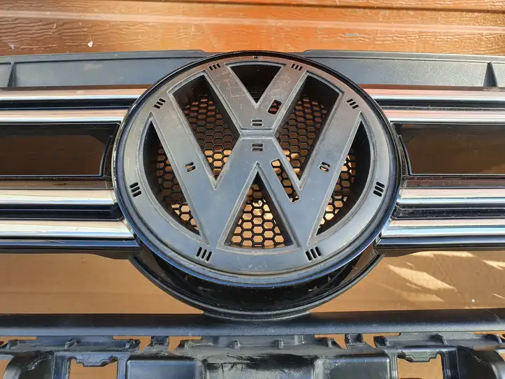 Volkswagen Tiguan (2007 - 2011) 5N0853653E Верхняя решетка радиатора — фото 20