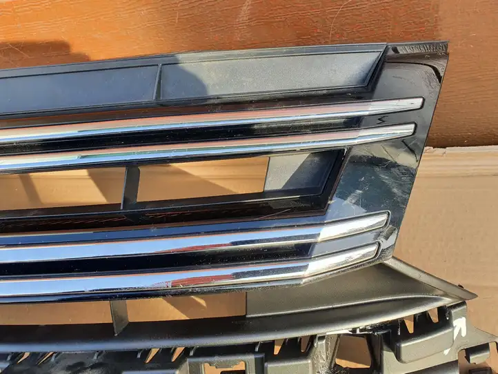Volkswagen Tiguan (2007 - 2011) 5N0853653E Верхняя решетка радиатора — фото 26