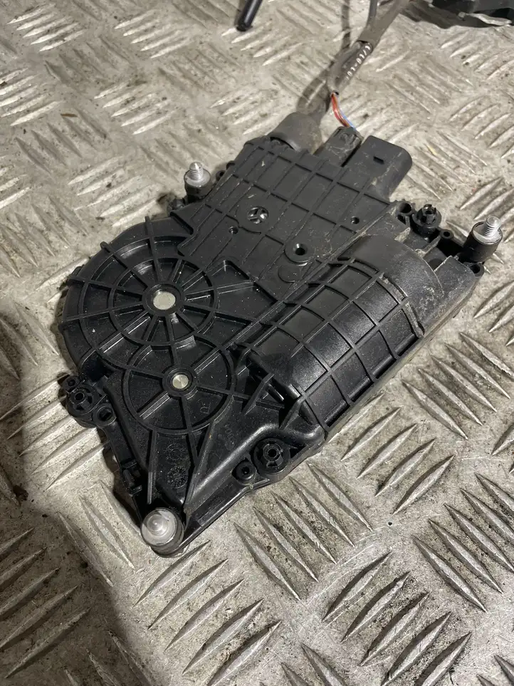 BMW 7 F01 F02 F03 F04 (2008 - 2016)  7185687 Замок задней двери