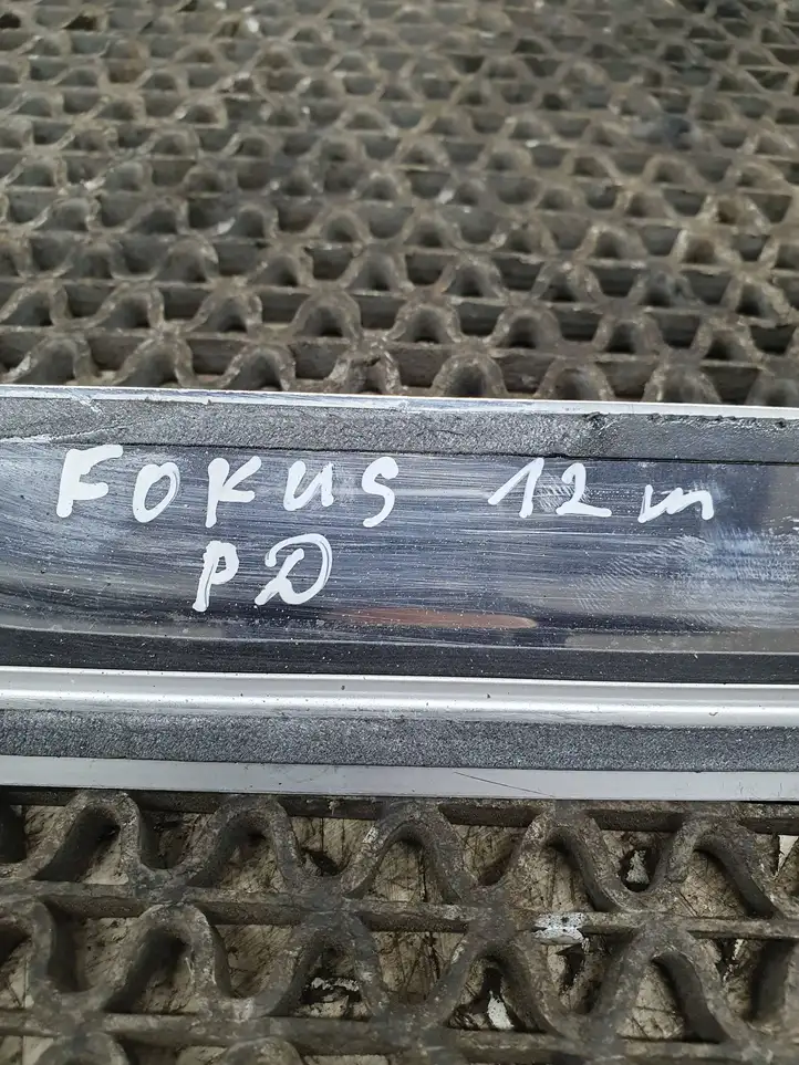 Ford Focus (2011 - 2015) Внутренняя отделка переднего порога — фото 6