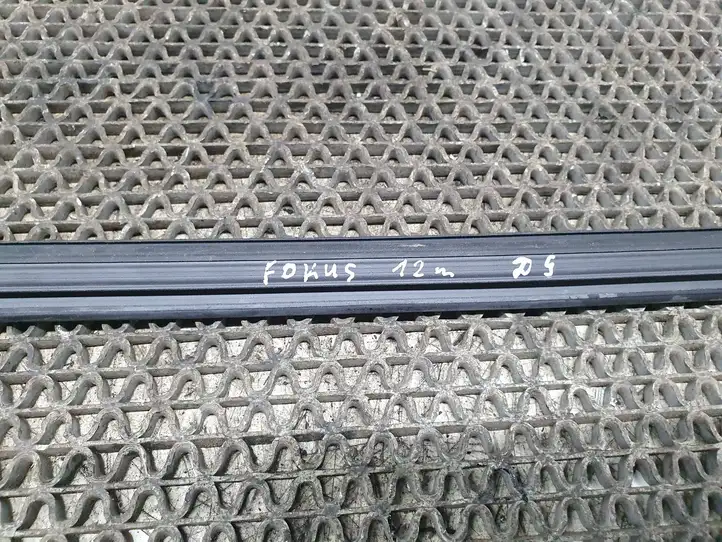 Ford Focus (2011 - 2015) Уплотнитель стекла задней двери — фото 6
