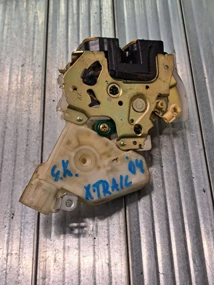 Nissan X-Trail T30 (2001 - 2007) 80553AA300 Замок задней двери — фото 3