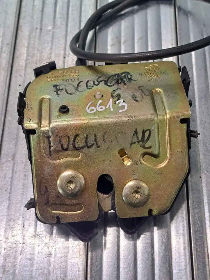 Ford Focus (1998 - 2004) XS41N43102BK Замок крышки багажника — фото 2