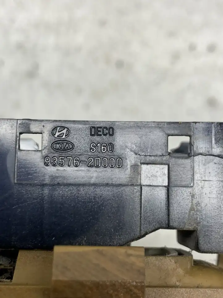 Hyundai Terracan (2001 - 2004) 935762D000 Блок кнопок стеклоподъемников — фото 2