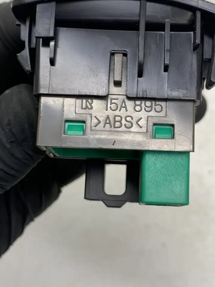 Lexus IS 220 (2005 - 2010)  15A895 Выключатель ASR)