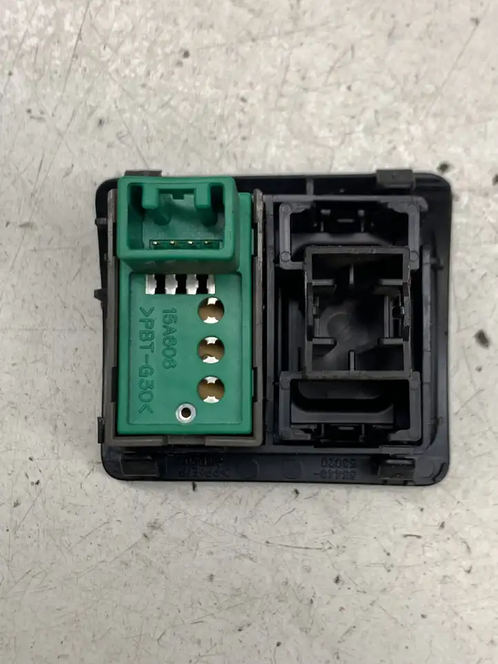 Lexus IS 220 (2005 - 2010)  15A895 Выключатель ASR)