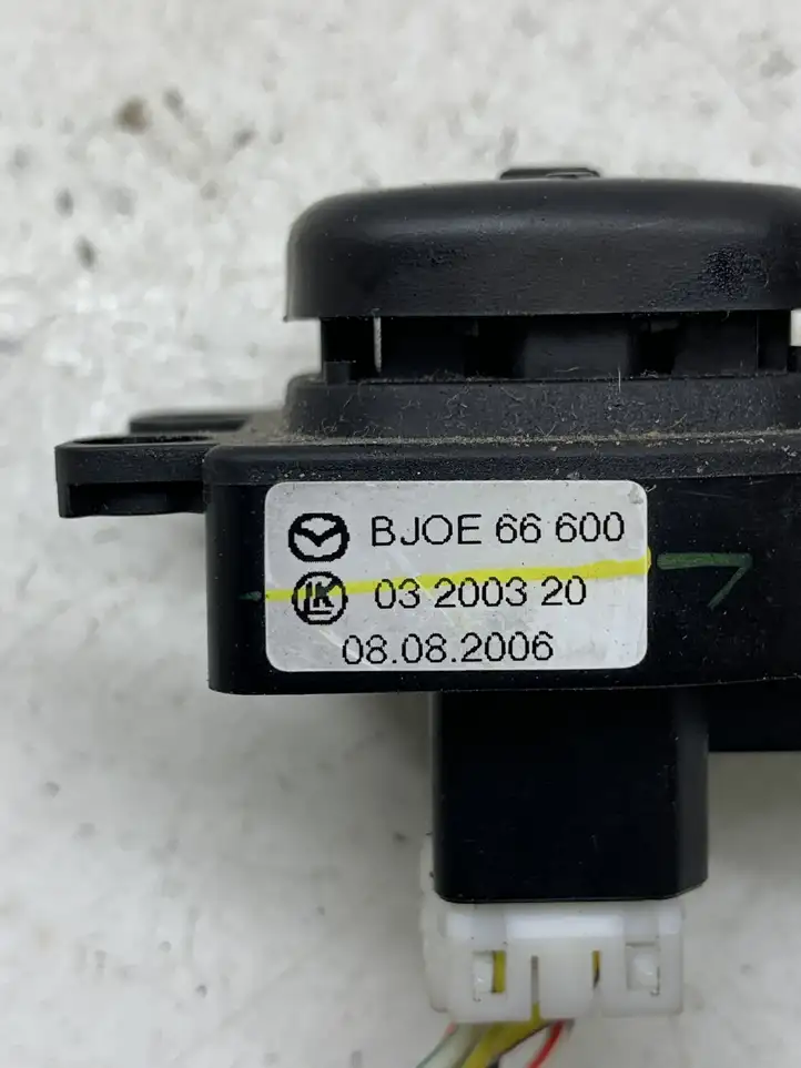 Mazda 3 I (2003 - 2006) BJOE66600 Кнопка обогрева зеркал — фото 3