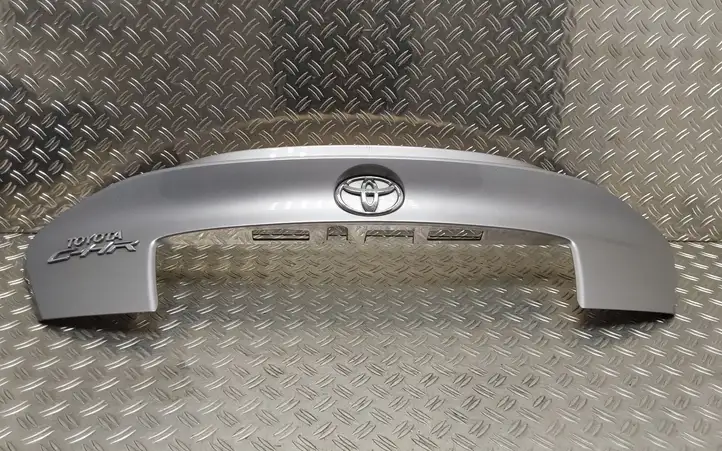Toyota C-HR I (2016 - 2022) 76811F4010 Подсветка номера — фото 4