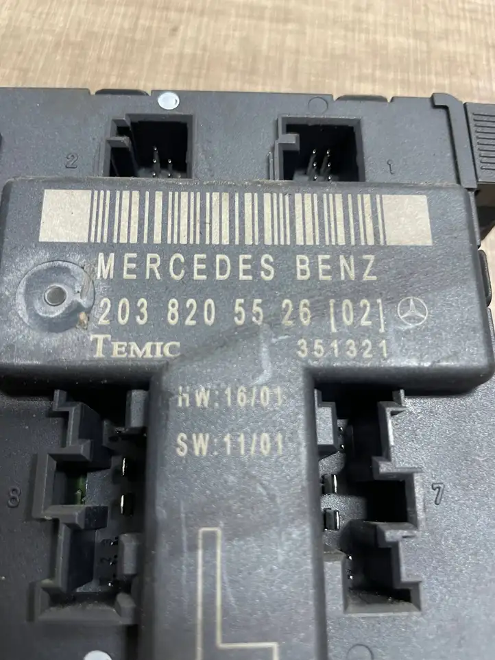 Mercedes-Benz C W203 (2000 - 2007) 2038205526 Блок управления дверью — фото 3