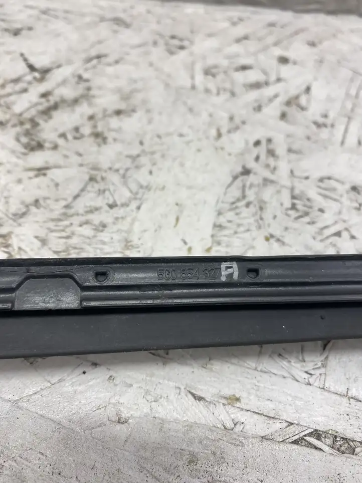 Volkswagen Golf VII (2013 - 2019) 5G0854327 Накладка стоек лобового стекла — фото 2