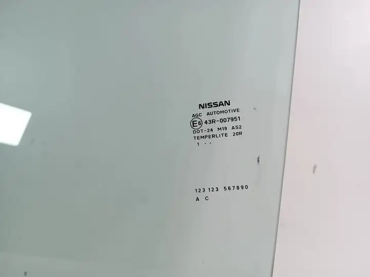 Nissan Juke I F15 (2010 - 2018) 803011KK0A Стекло передней двери — фото 2