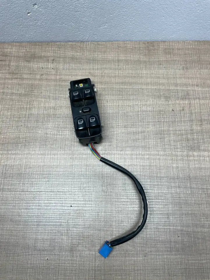 Mercedes-Benz C W203 (2000 - 2007) A2038200110 Другие включатели / ручки/ переключатели — фото 1