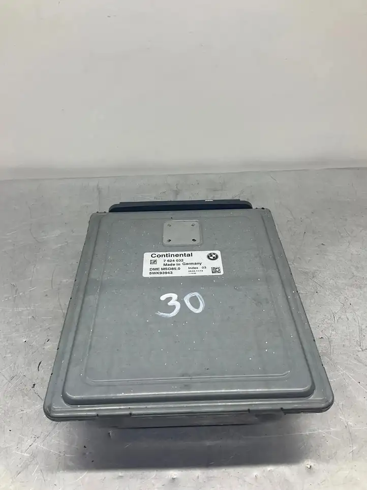 BMW 5 F10 F11 (2009 - 2016)  7624032 Блок управления двигателя