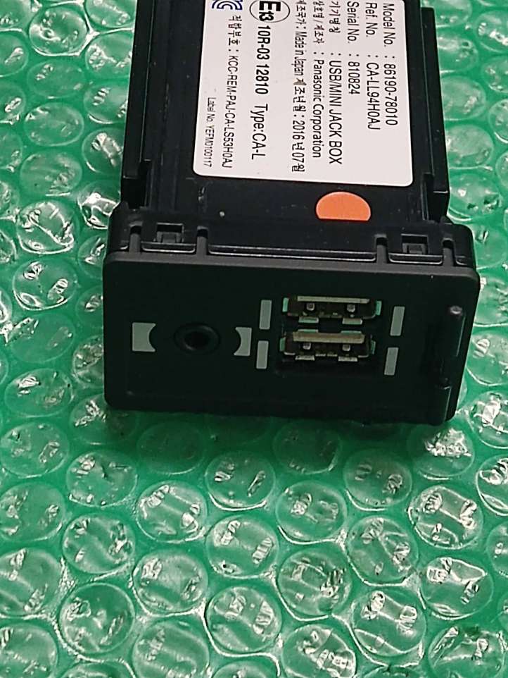 8619078010 Lexus RX 450H USB jungtis