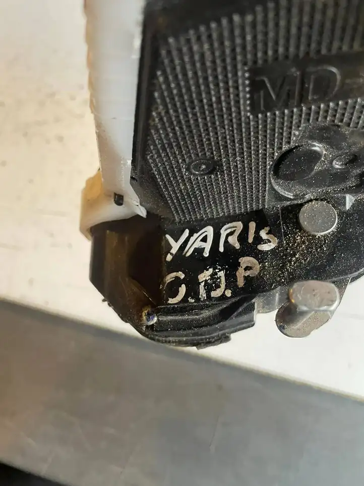 Toyota Yaris (2014 - 2019) 690500D170 Замок ручки двери — фото 1