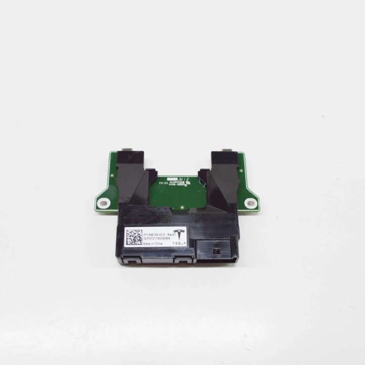 154612900D Tesla Model 3 USB jungtis