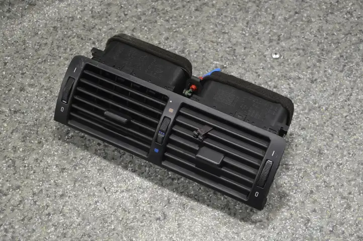 BMW 3 E46 (1998 - 2005) 8363199 Центральный воздушный дефлектор — фото 1
