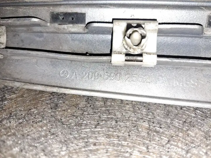 Mercedes-Benz CLK A209,C209 (2002 - 2009) A2096902562 Молдинг крыла — фото 3