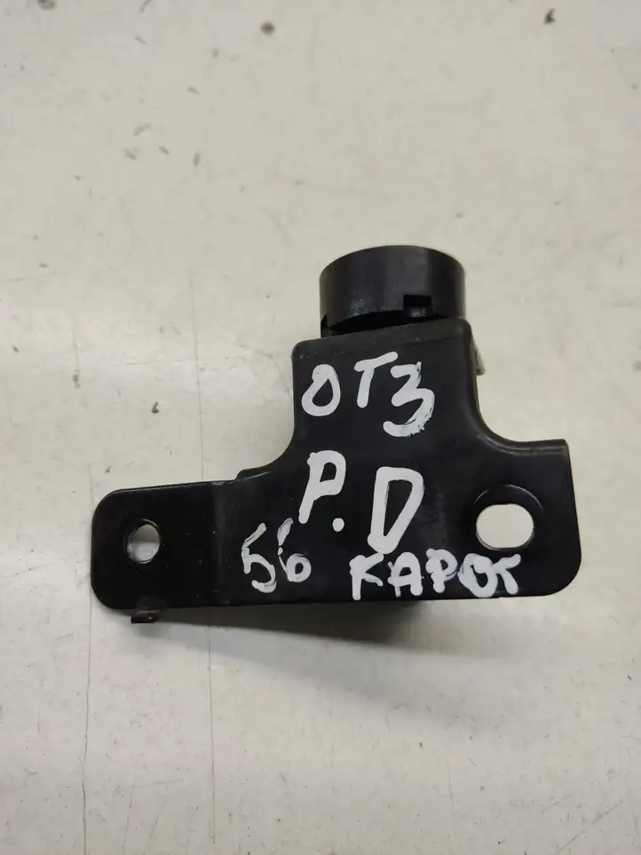 Kia Optima (2010 - 2013) Датчик открытия капота — фото 1