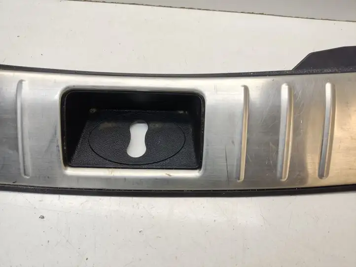 Kia Optima (2015 - 2018) 85775D4300 Отделка порога багажника — фото 6